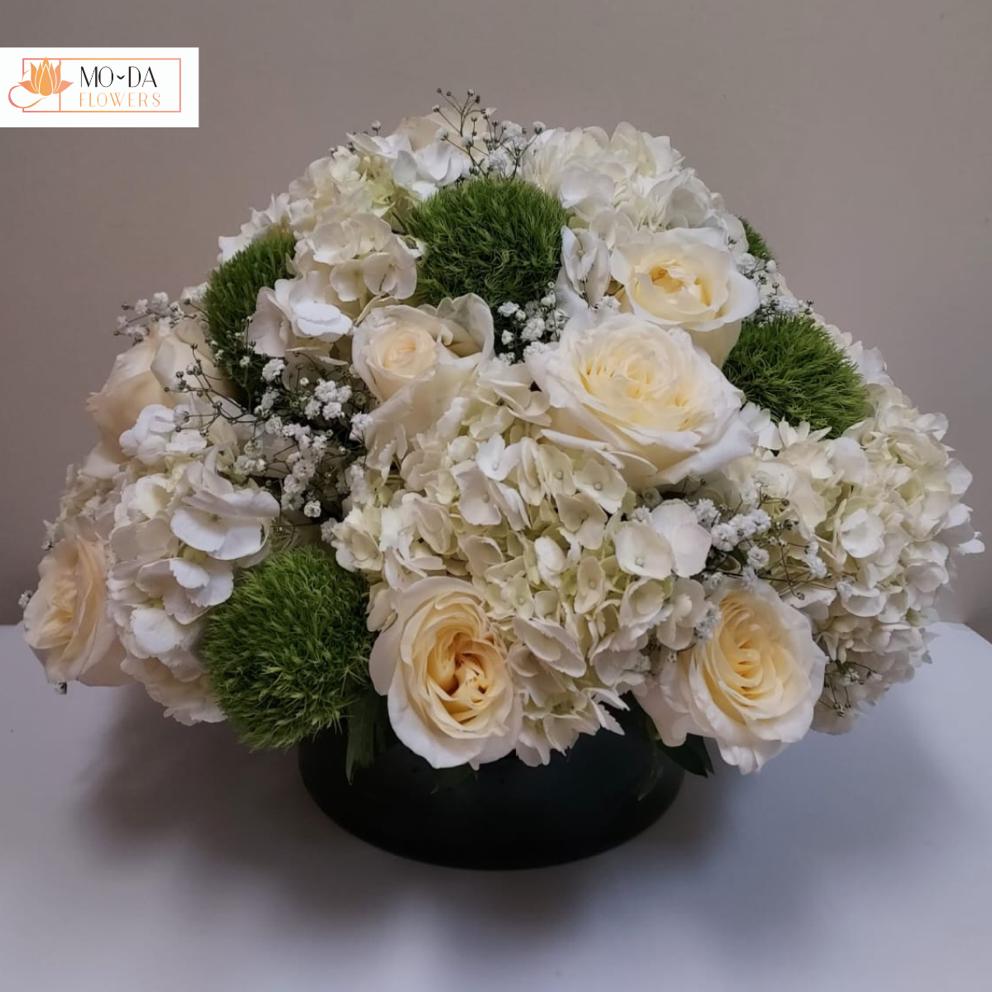 Arreglo todo blanco con rosas y hortencias tipo centro de mesa