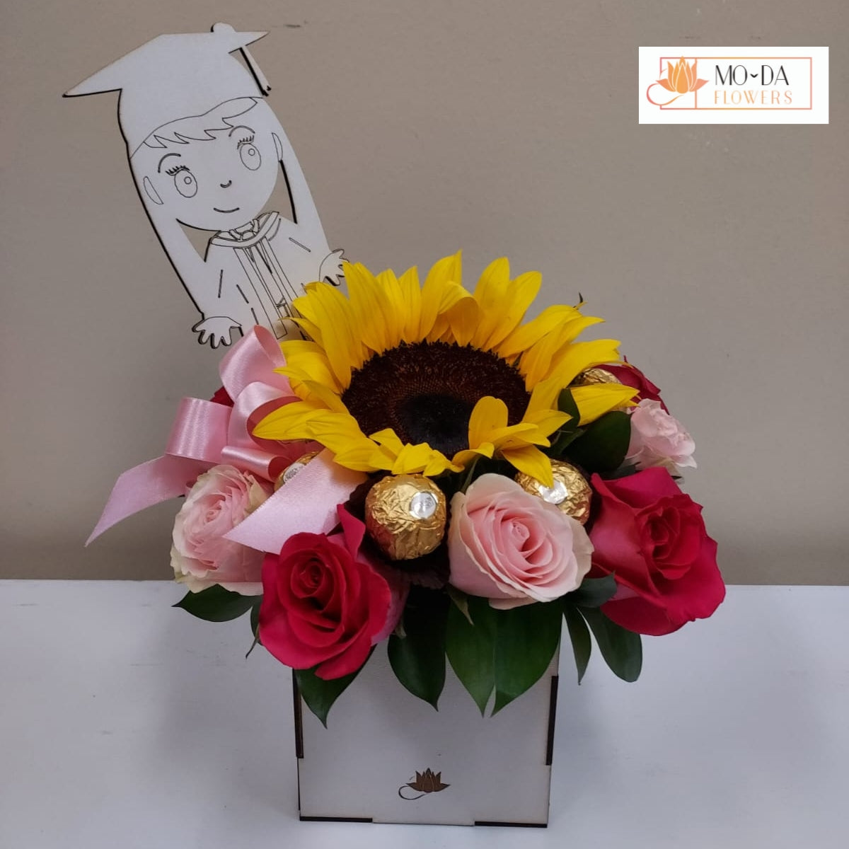 Arreglo graduación con girasol y rosas