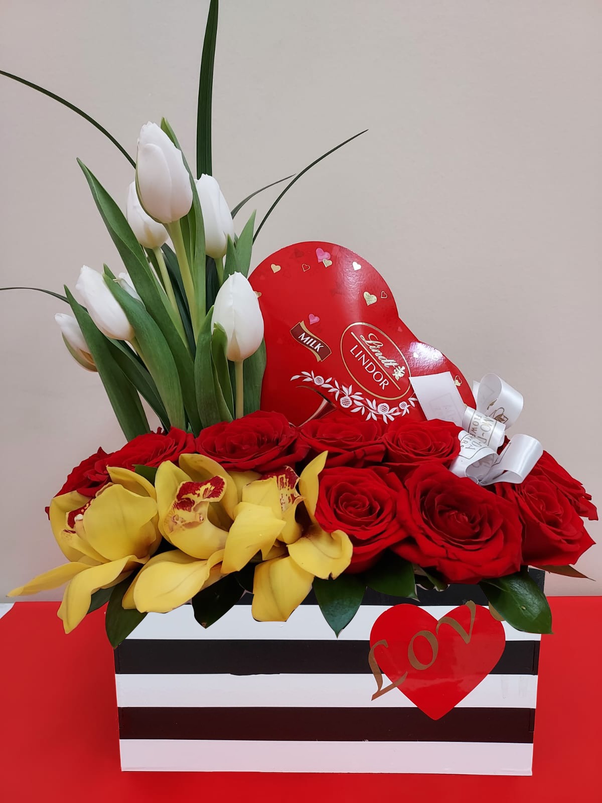Arreglo exotico san valentin base sobre negro con tulipanes surtidos