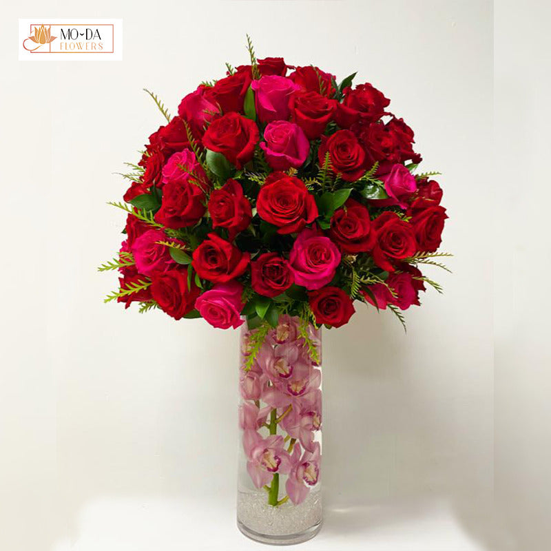 Arreglo Acuatico con cymbidium y rosas en cilindro de cristal