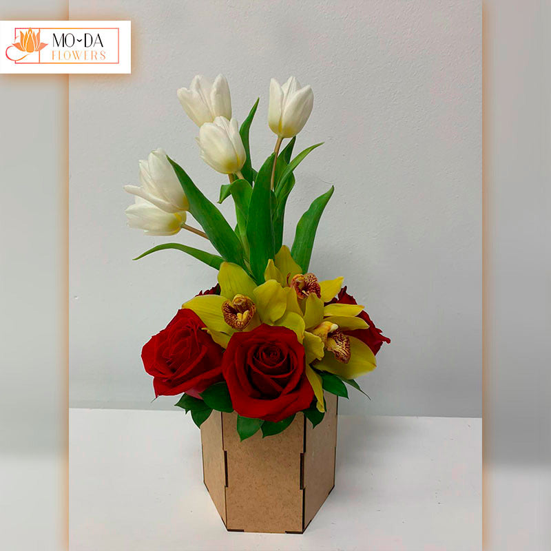 Arreglo con tulipanes cymbidium y rosas base hexagonal med
