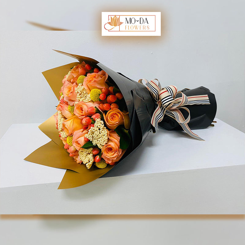 bouquet otoñal rosas anaranjadas papel y lazo