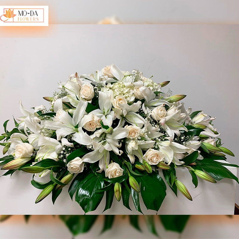 Casquet todo blanco con lirios casa blanca,rosas,hortencias y follaje verde