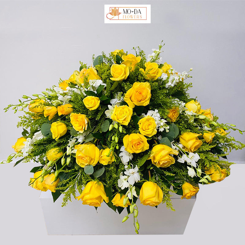 Medio casquet rosas y orquideas dendrobium y follajes verdes