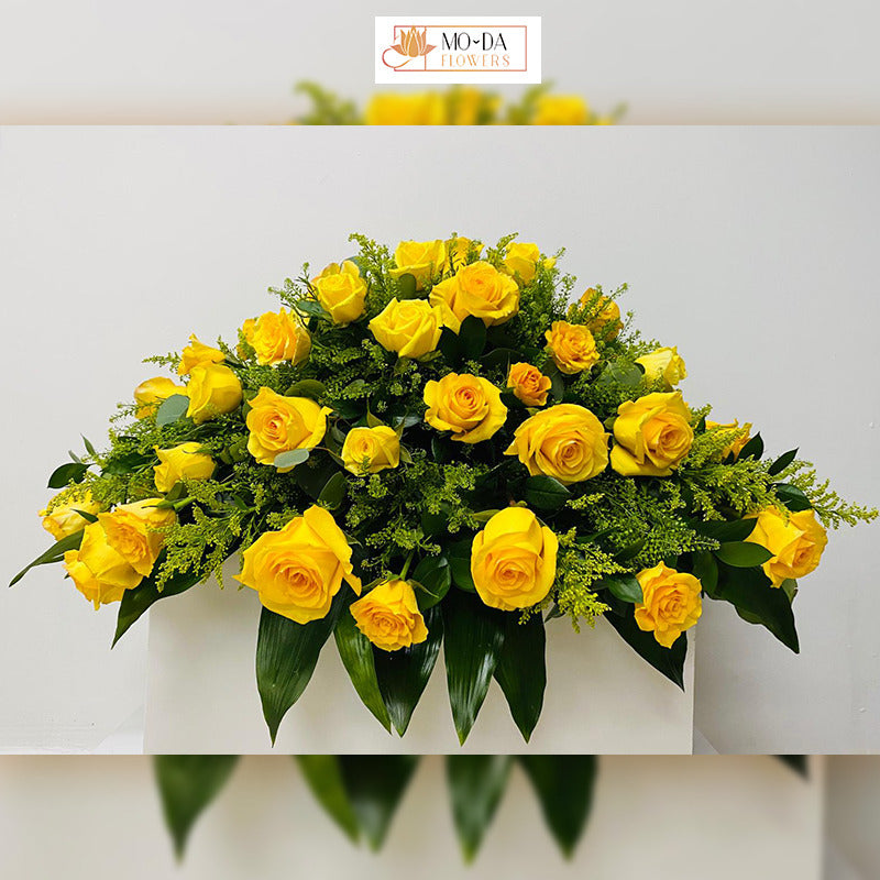 Medio casquet rosas amarillas y follajes verdes