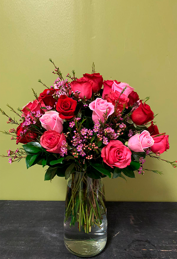 Arreglo en base de cristal con rosas y follajes surtidos