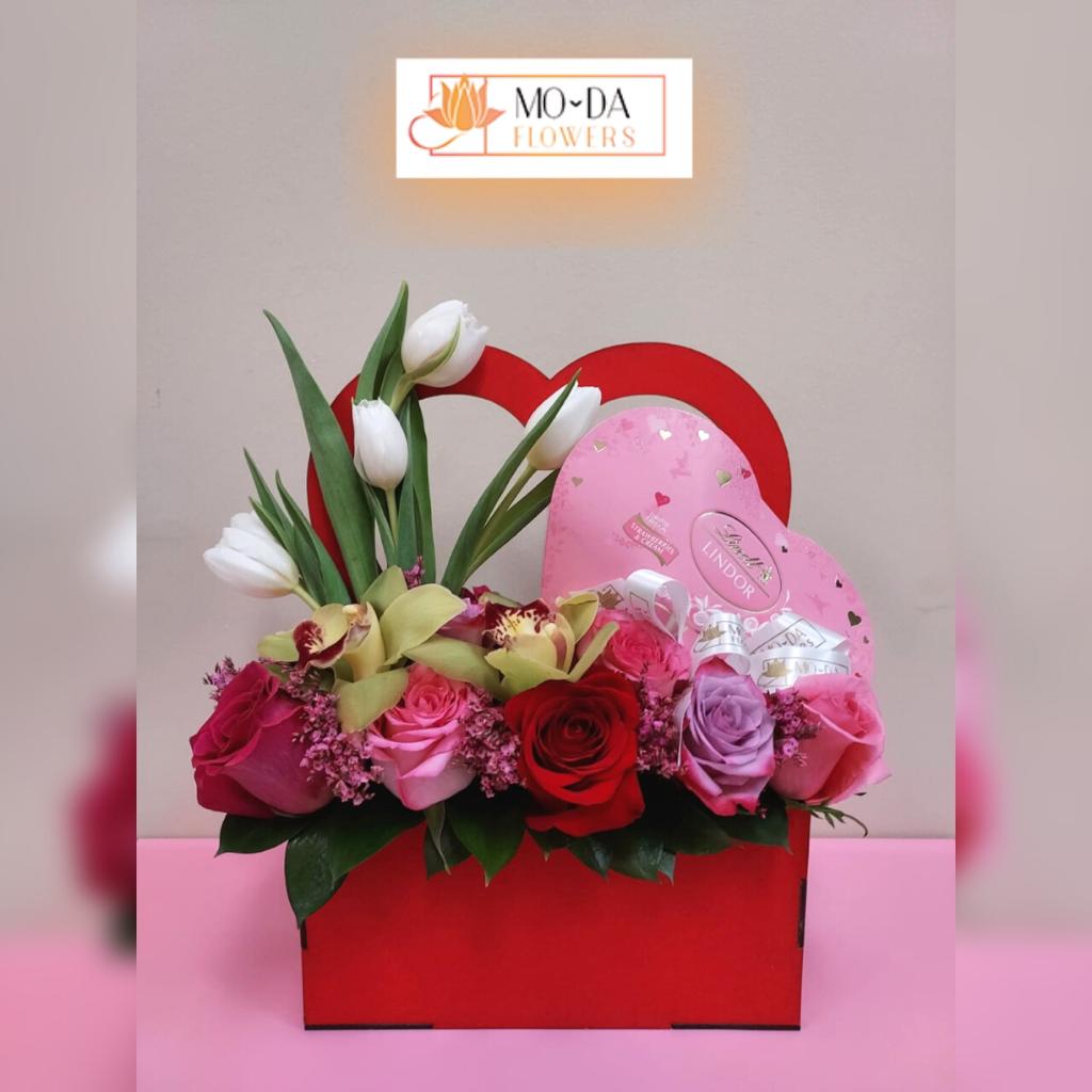 corazon rojo con tulipanes,rosas surtidas y chocolates