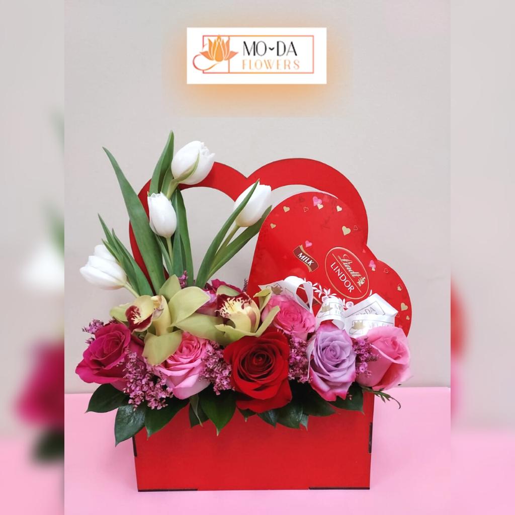 corazon rojo con tulipanes,rosas surtidas y chocolates