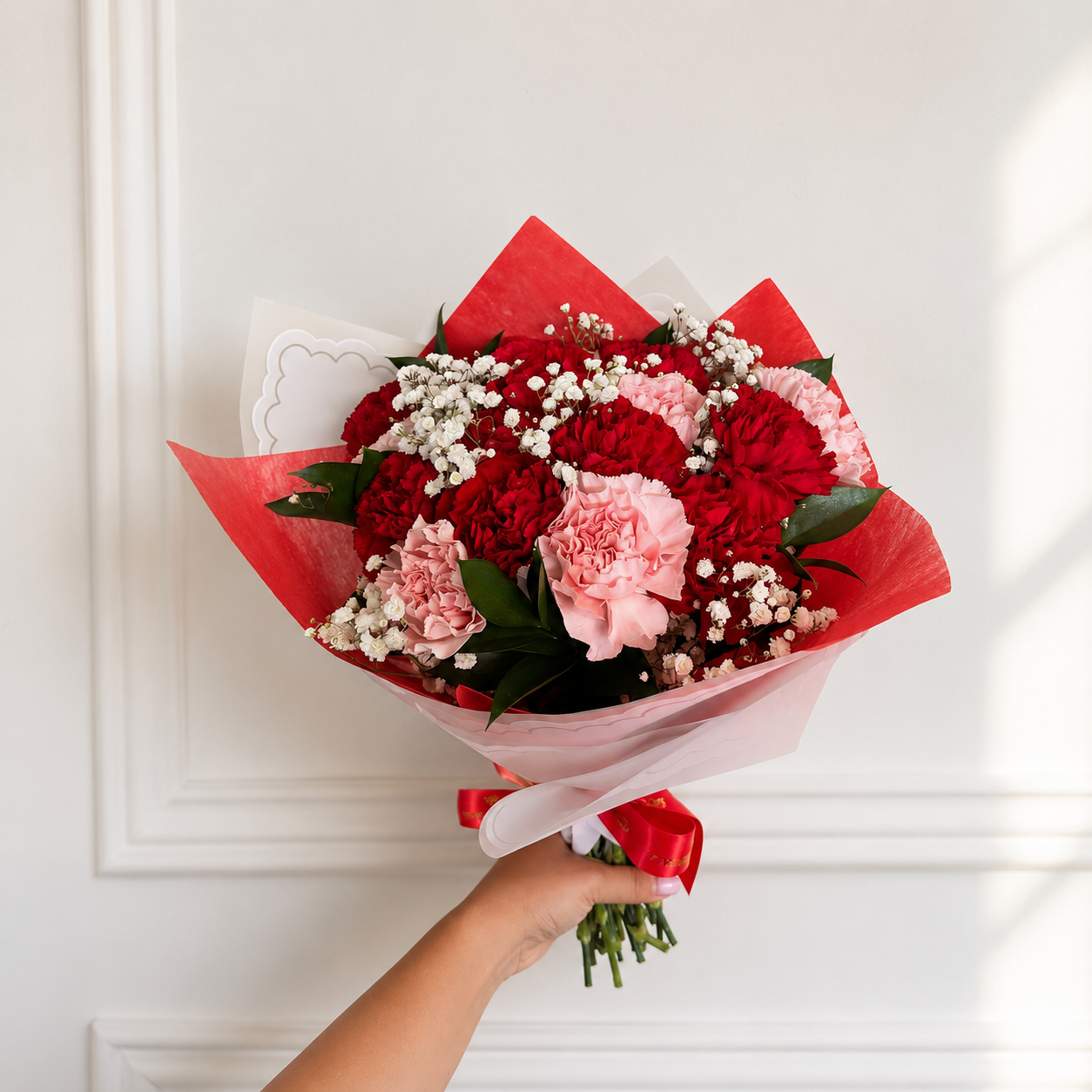 Bouquet "Dulce Pasión" – Claveles Rojos, Rosa Pastel y Gypsophila