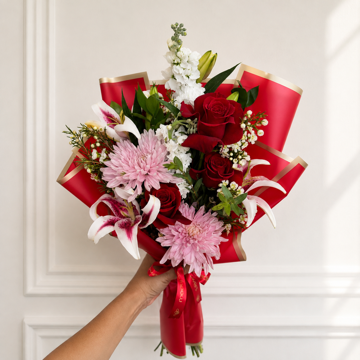 Bouquet de novia "Romance Real" – Rosas Rojas, Lirios y Flores Blancas