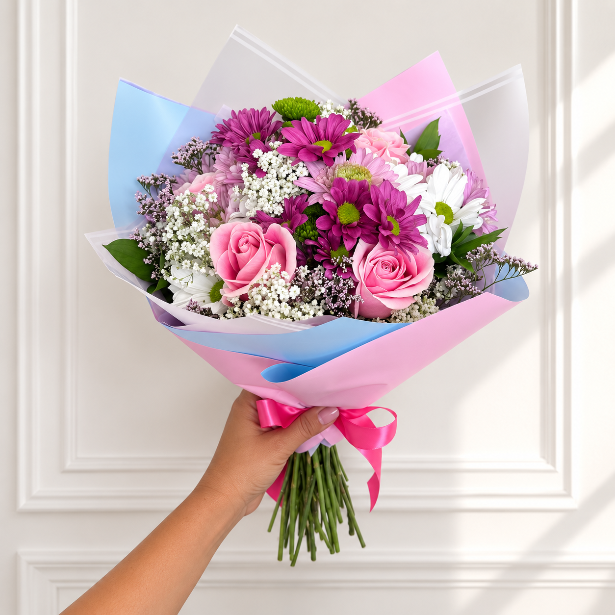 Bouquet "Alegría Primaveral" – Margaritas Surtidas, Rosas Rosadas y Gypsophila