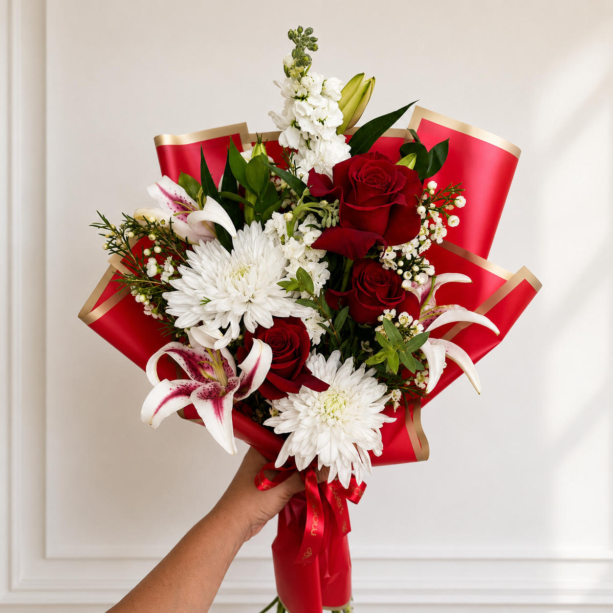 Bouquet de novia "Romance Real" – Rosas Rojas, Lirios y Flores Blancas