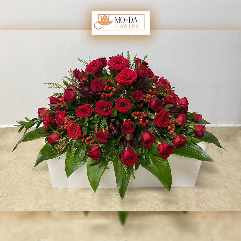 Medio casquet con rosas rojas,hypericum y leucadendrum y follajes verdes